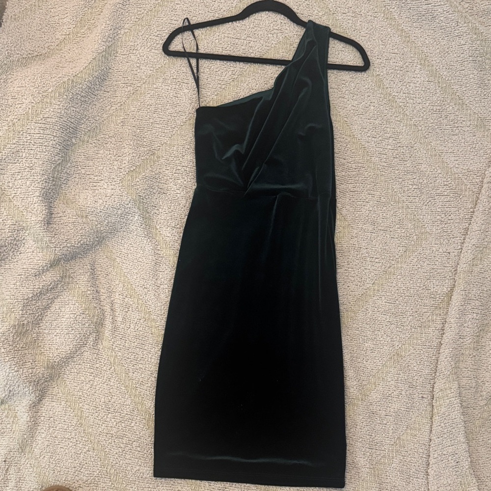 Lulu's Chic One-Shoulder emerald green Velvet Dress medium